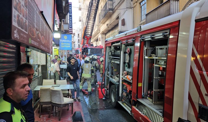 Beyoğlu İstiklal Caddesi'nde iş yerinde korkutan yangın