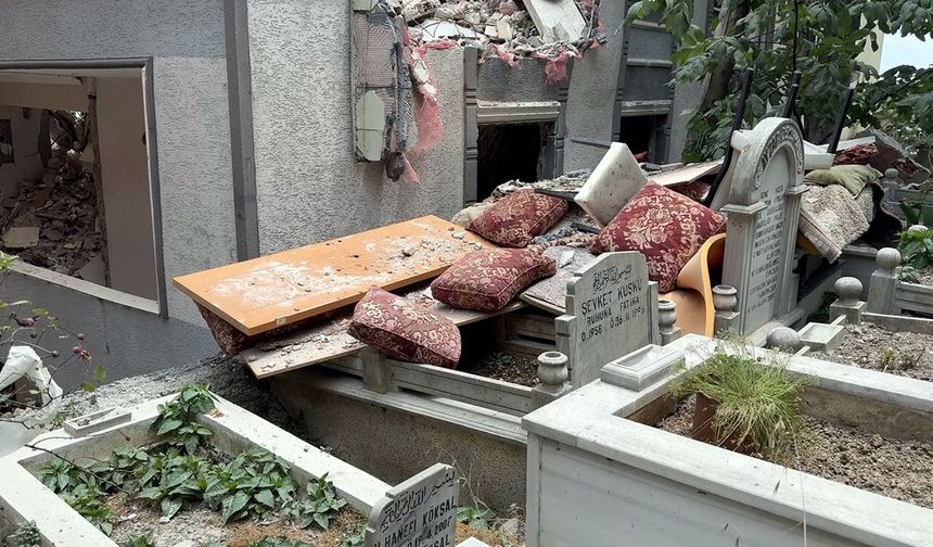 Avcılar'da ilginç önlem! Mezarlar kapı ve minderlerle korundu