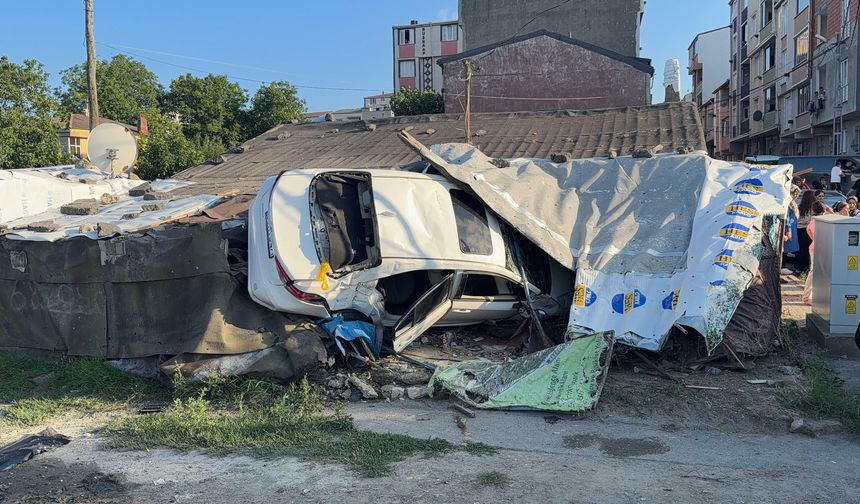 Kontrolden çıkan otomobil eve daldı: 5 yaralı