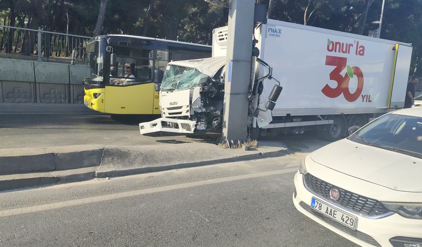 Bahçelievler D-100'de kamyonet direğe çarptı