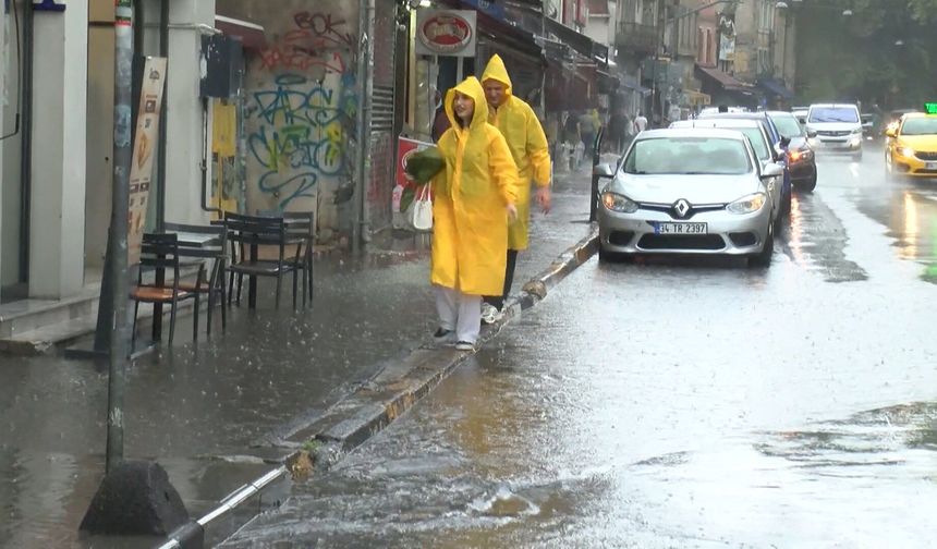 Beyoğlu’nda aniden bastıran yağmur nedeniyle yollar göle döndü