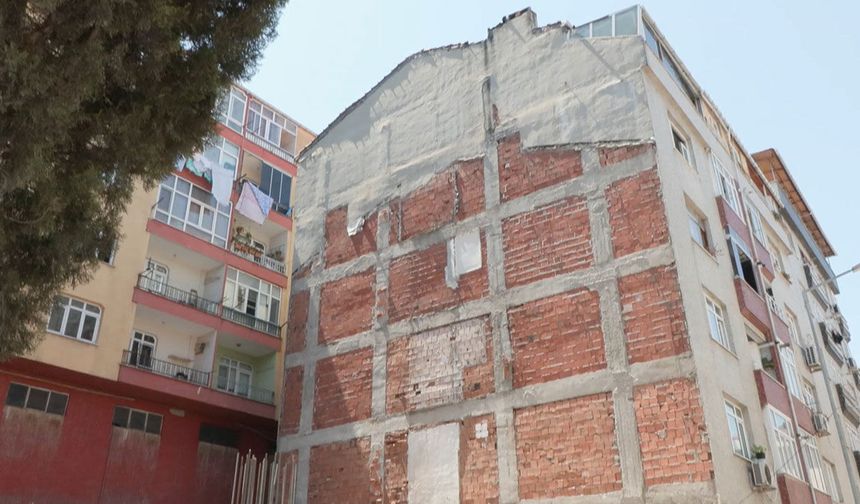 Güngören'de korkutan tablo: Yıkım kararı verilen binada hâlâ oturanlar var