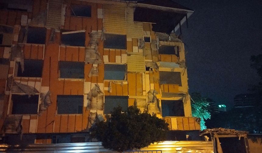 Kartal'da gece yarısı korkutan çökme