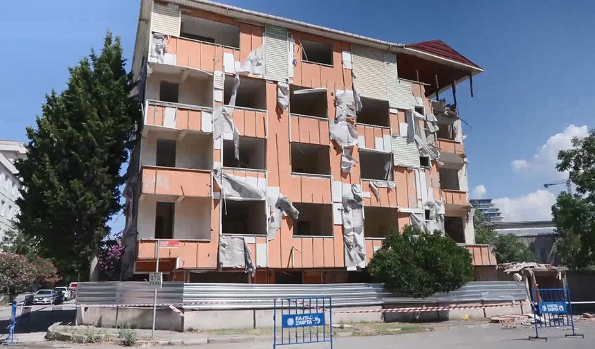 Kartal'da tahliye edilen binada korkutan çökme