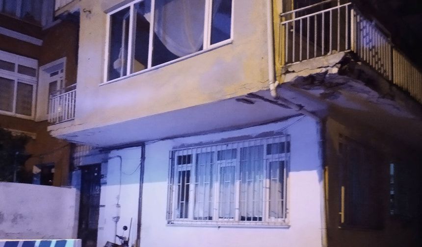 Üsküdar’da dört katlı binanın balkonu çöktü