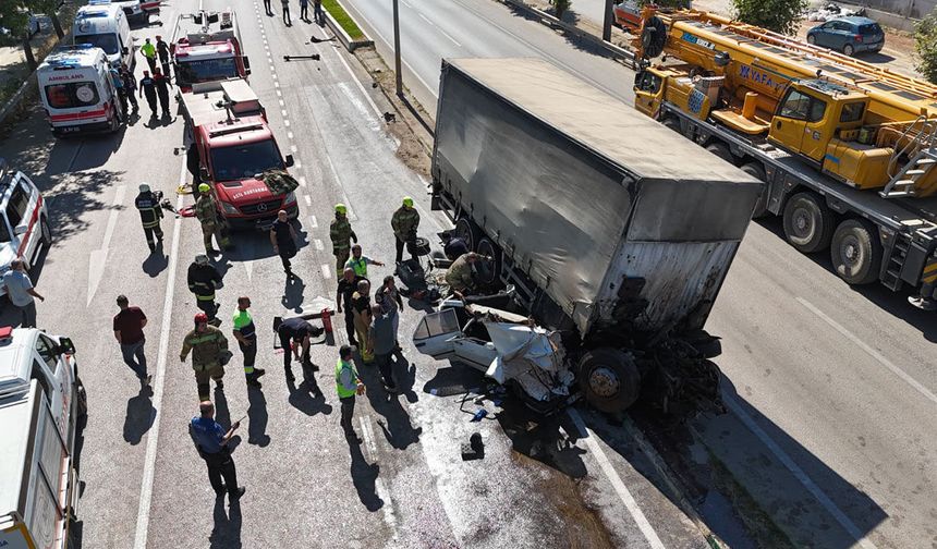 Korku dolu anlar! Freni boşalan kamyon refüjde durabildi