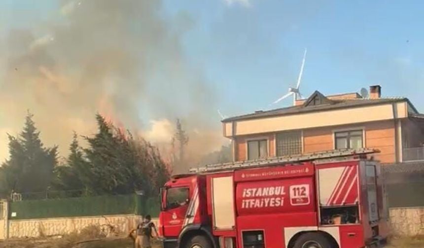 Çatalca'da otluk alanda çıkan yangın villaya sıçradı