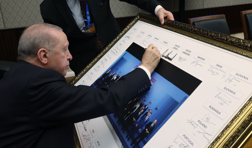 Cumhurbaşkanı Erdoğan, NATO Zirvesi'ne katılan liderlerin imzaladığı tabloya imzasını attı