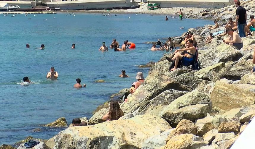 Sıcak havayı fırsat bilenler Caddebostan Sahili'ni doldurdu