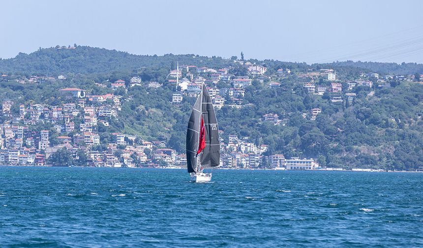Denizcilik ve Kabotaj Bayramını yelkeniyle boğazdan geçerek kutladı