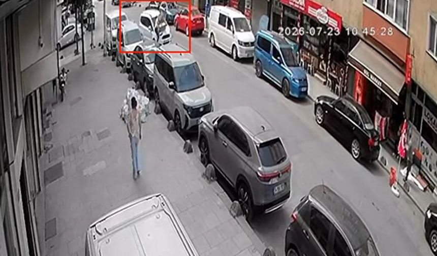 Sultangazi'de kuryeye araç çarptı: O anlar kamerada
