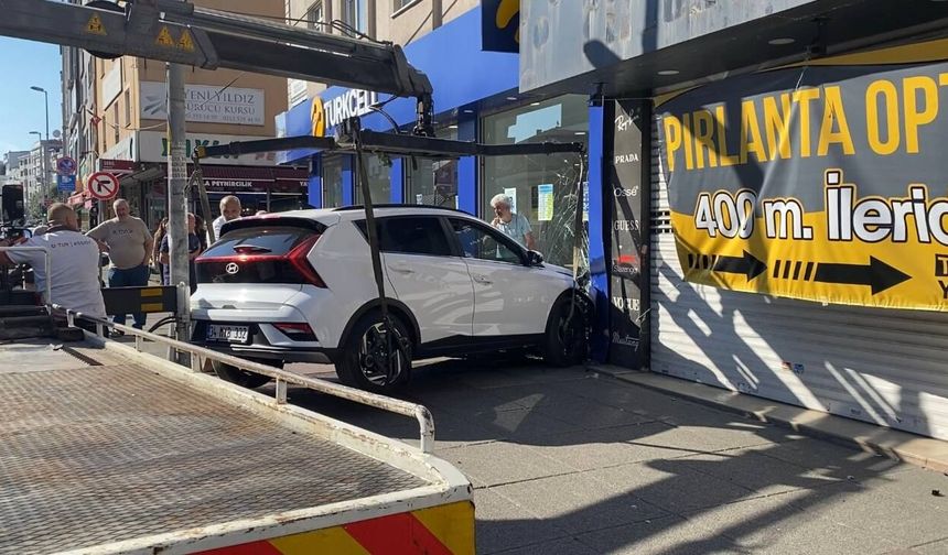 Gaziosmanpaşa'da cip iş yerine daldı