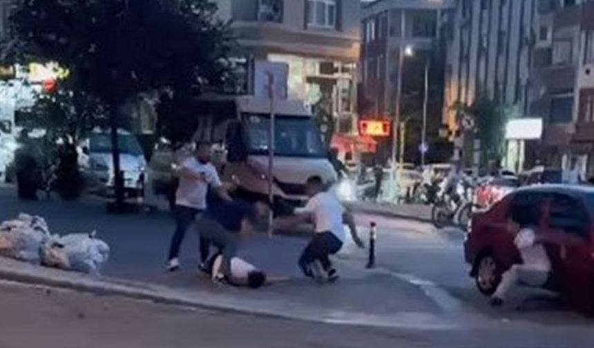 Gaziosmanpaşa'da sokak ortasında kavga kamerada