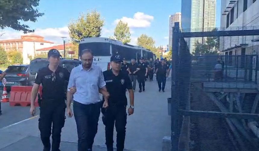 Üsküdar Belediyesi'ne operasyonda gözaltına alınanlar adliyeye sevk edildi