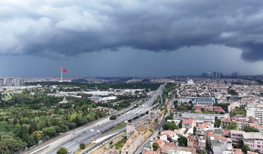 İstanbul'da gökyüzü kara bulutla kaplandı