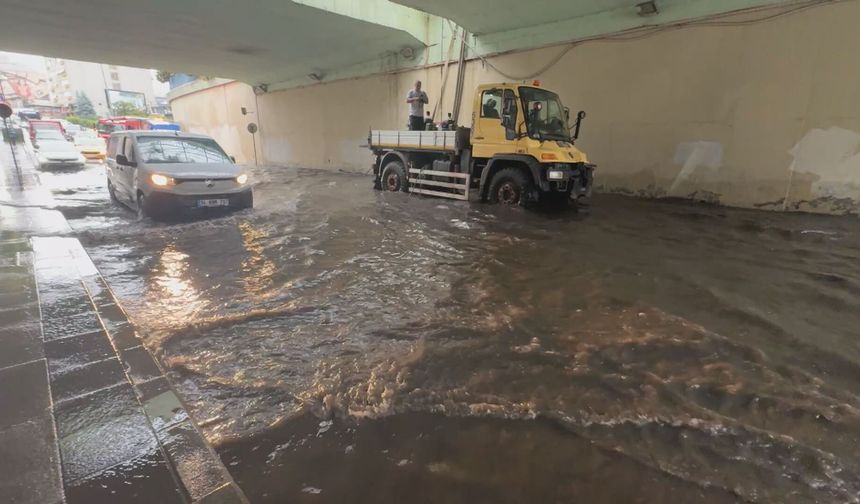 İstanbul'da sağanak; Zincirlikuyu'da alt geçit su içinde kaldı