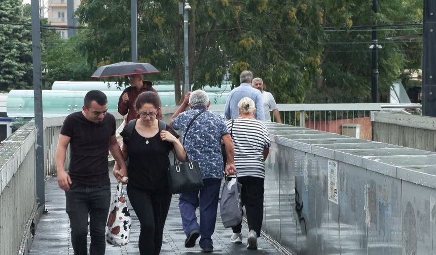 Yağmura hazırlıksız yakalananlar, kapalı alanlara koştu