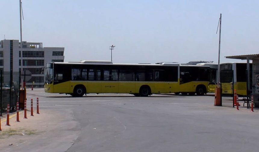 Pendik'te maaşlarını alamadığını belirten İETT çalışanlarından eylem