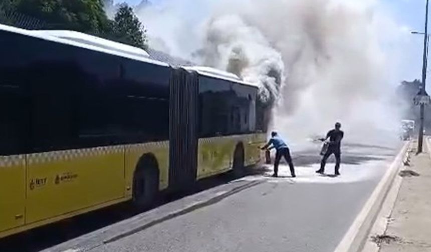 Ataşehir’de seyir halindeki İETT otobüsü alev alev yandı