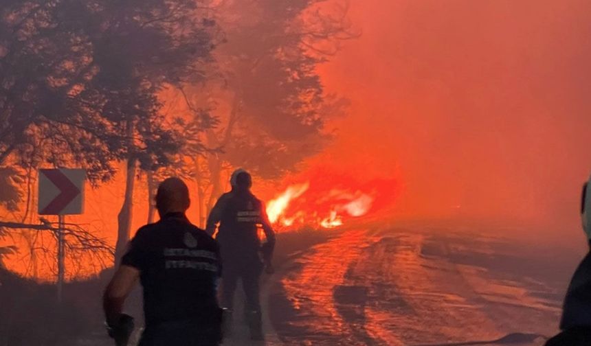 Alevlerle burun buruna! İstanbul itfaiyesinin zorlu mücadelesi kamerada