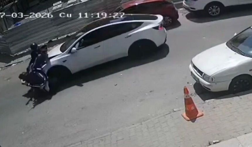 Motosiklet ile otomobilin kafa kafaya çarpıştı