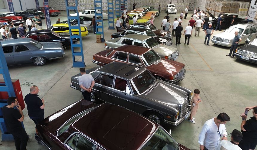 Klasik otomobiller fabrika hangarında sergilendi