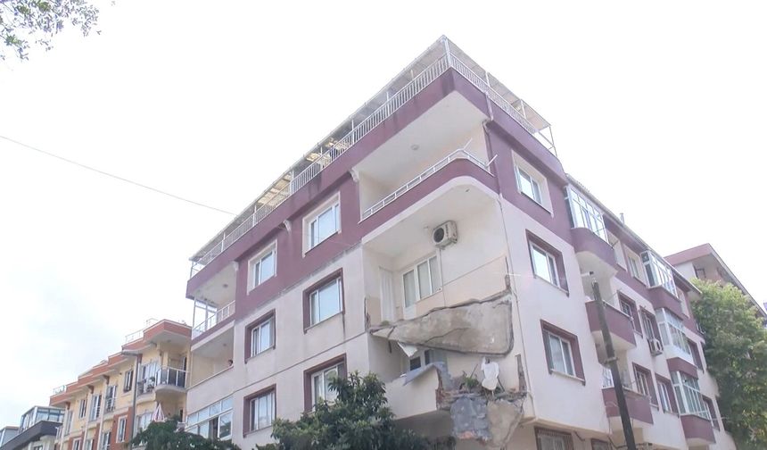5 katlı binada dairenin balkonu çöktü