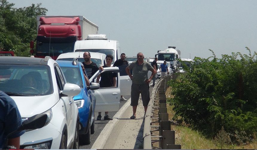 Yola devrilen kamyon trafiği durdurdu! Kilometrelerce araç kuyruğu oluştu