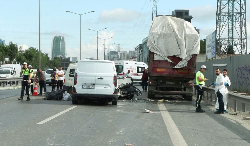 İstanbul'da korkunç kaza: Hafriyat kamyonuna çarpan sürücü öldü
