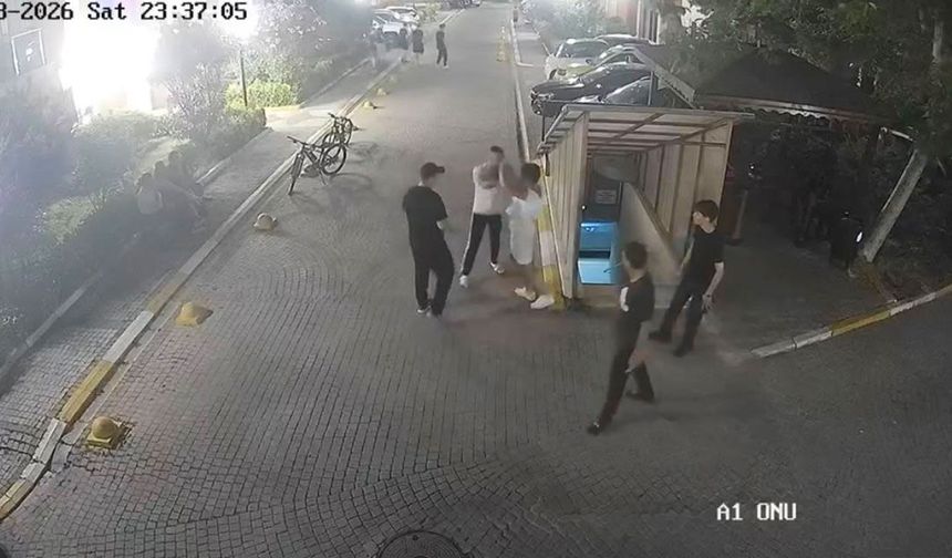 15 yaşındaki çocuğa sitenin bahçesinde saldırı! O anlar güvenlik kamerasında