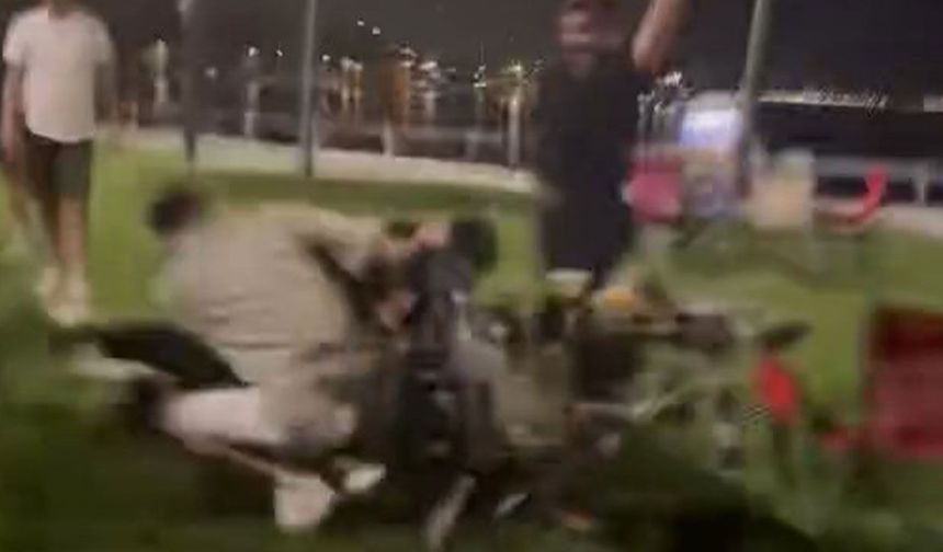 Kadıköy'de sokak ortasında sopalı kavga! O anlar saniye saniye kaydedildi