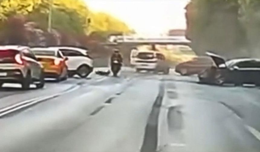Esenler'de zincirleme kaza kamerada: 5 araç birbirine girdi, 3 yaralı