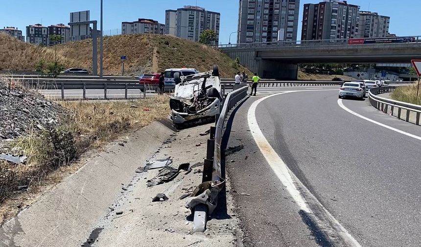 Başakşehir'de bariyerlere çarpan otomobil takla attı
