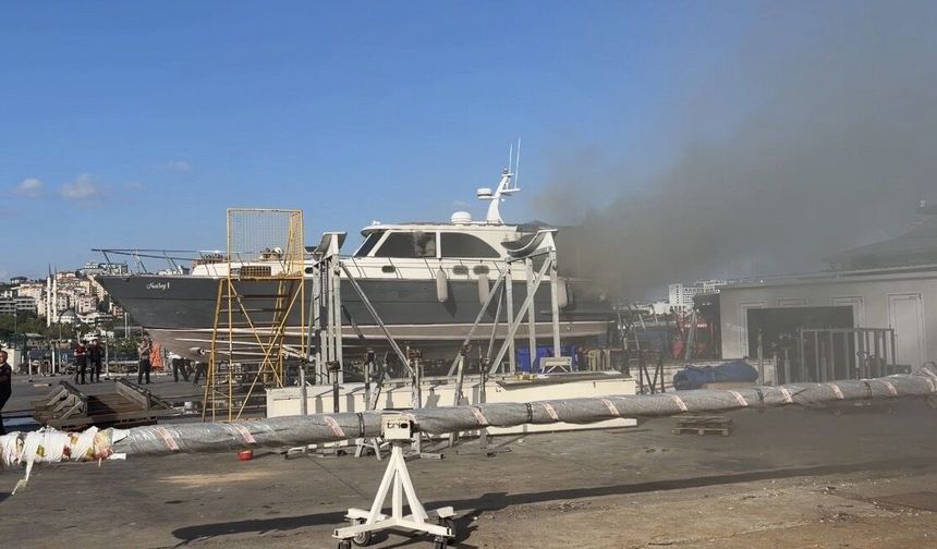Pendik Marina’da bakımdaki teknede çıkan yangın söndürüldü