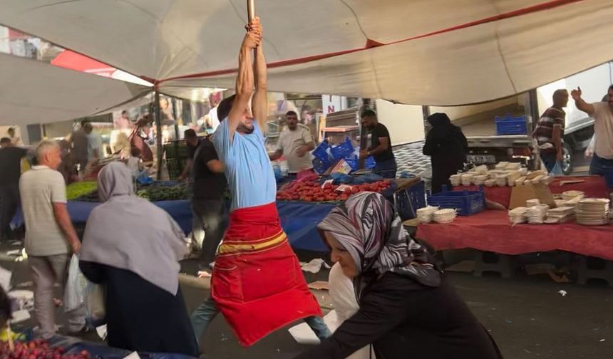Kuvvetli rüzgar pazarcıyı uçurdu: O anlar kamerada