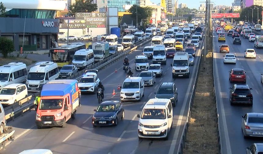 Pendik'te kaza trafiği felç etti: D-100'de uzun araç kuyruğu