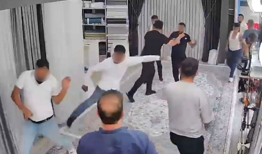 Esenyurt'ta iş yerini savaş alanına çevirdiler! O anlar kamerada