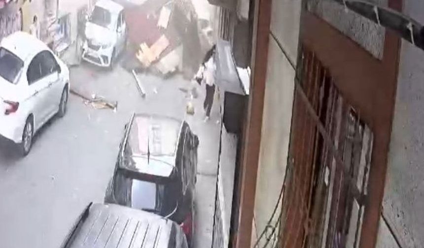 Şiddetli fırtınada çatı sokağa uçtu: Facianın eşiğinden dönüldü