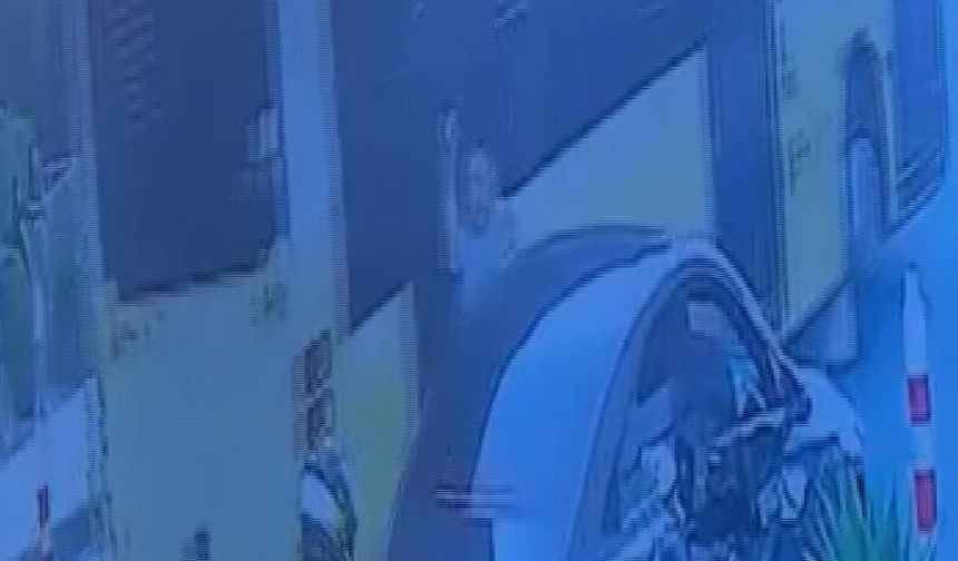 Şişli'de özel halk otobüsü yayaya çarptı; kaza kamerada