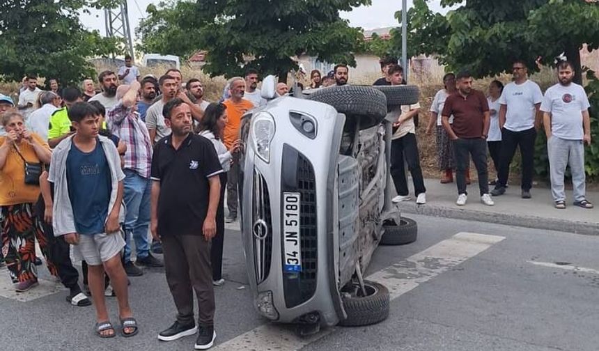 Sultangazi’de orta refüje çarpan otomobil devrildi