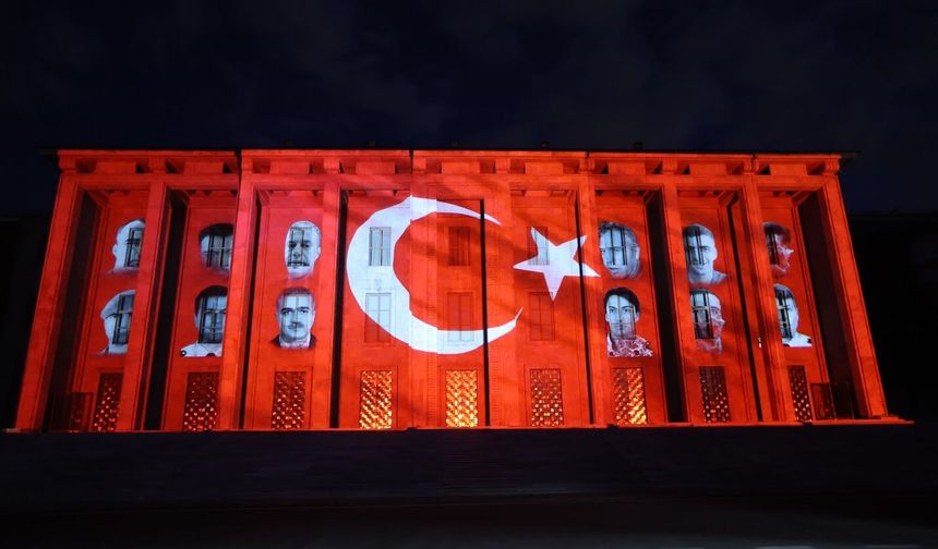 TBMM binasına 15 Temmuz'un 10'uncu yılında şehitlerin fotoğrafı yansıtıldı