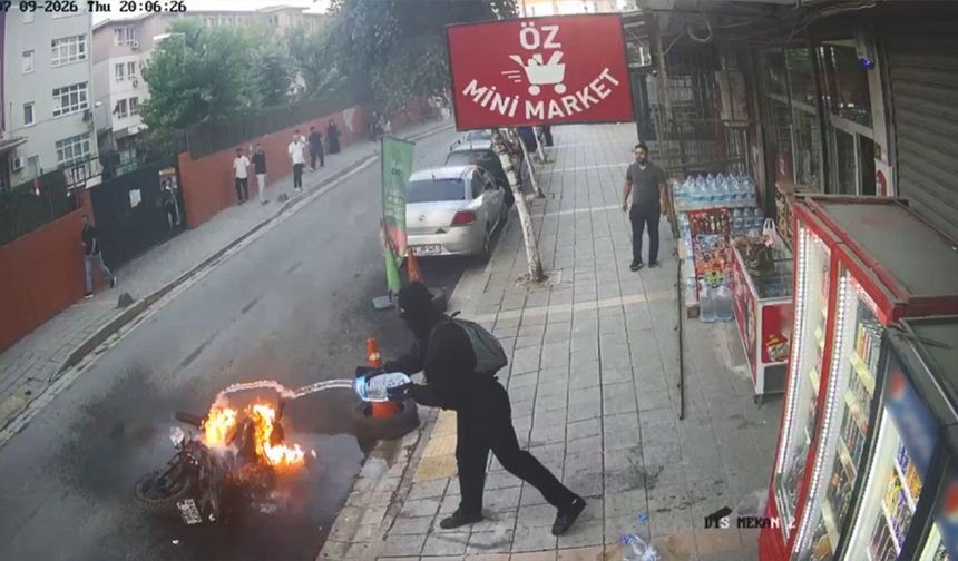 Küçükçekmece'de motosiklet yangını: Su bidonlarıyla müdahale ettiler