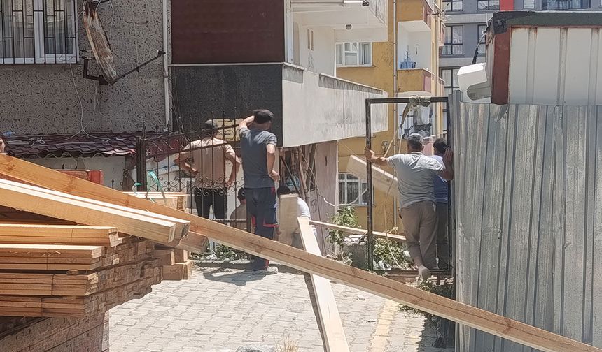 Küçükçekmece'de inşaat çalışması sırasında merdiven çöktü