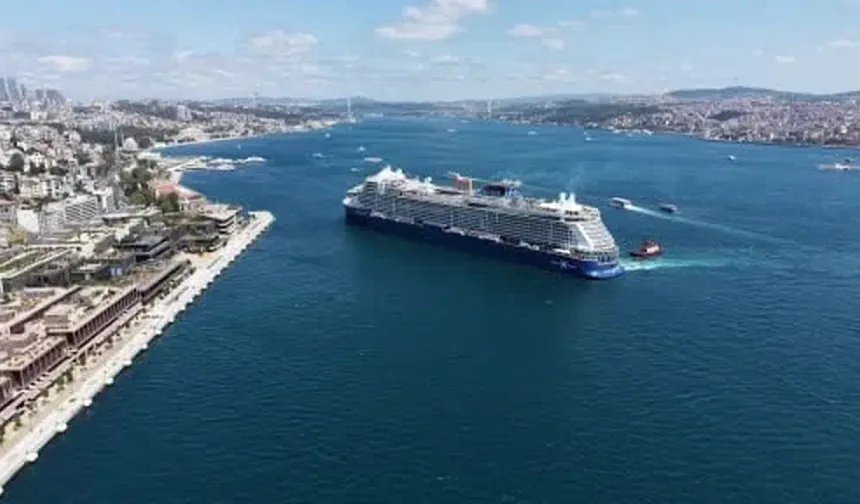 İstanbul Boğazı’nda dev yolcu gemisi