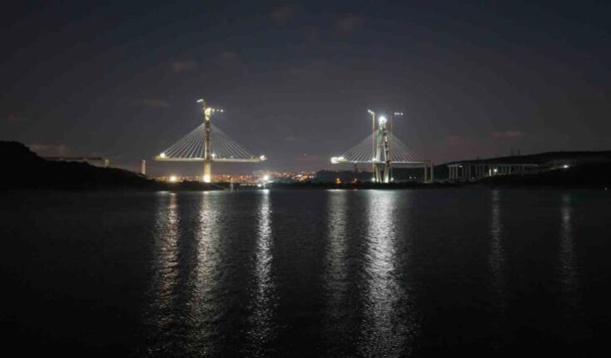Kanal İstanbul’un ilk köprüsü geceyi aydınlatıyor