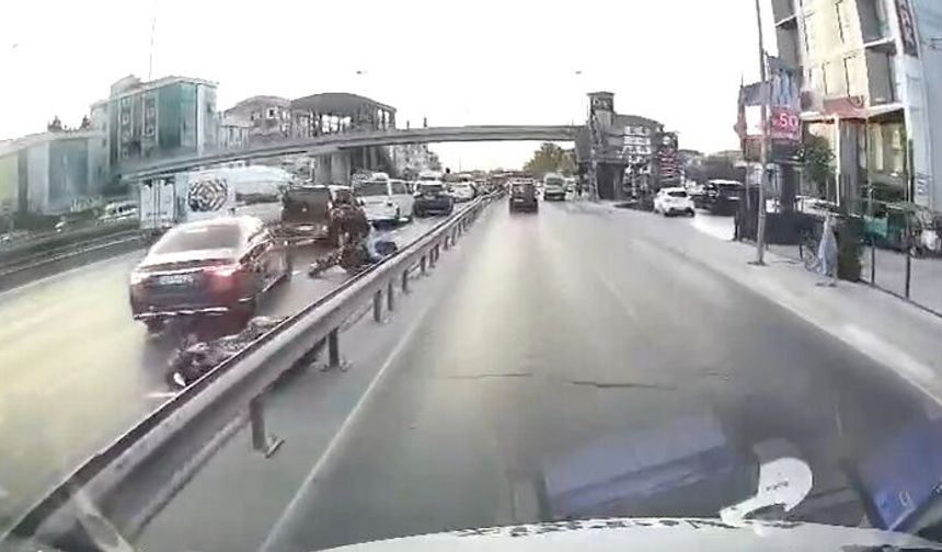Avcılar D-100'de hızla ilerleyen 2 motosikletli çarpıştı