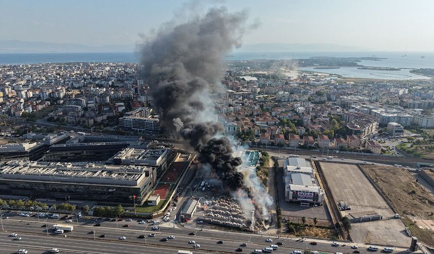 Otluk alanda çıkan yangın teknelere sıçradı: Alevler dron ile görüntülendi