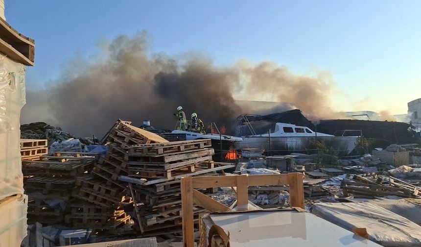 Tuzla'da seramik deposu ve teknelere sıçrayan yangın söndürüldü