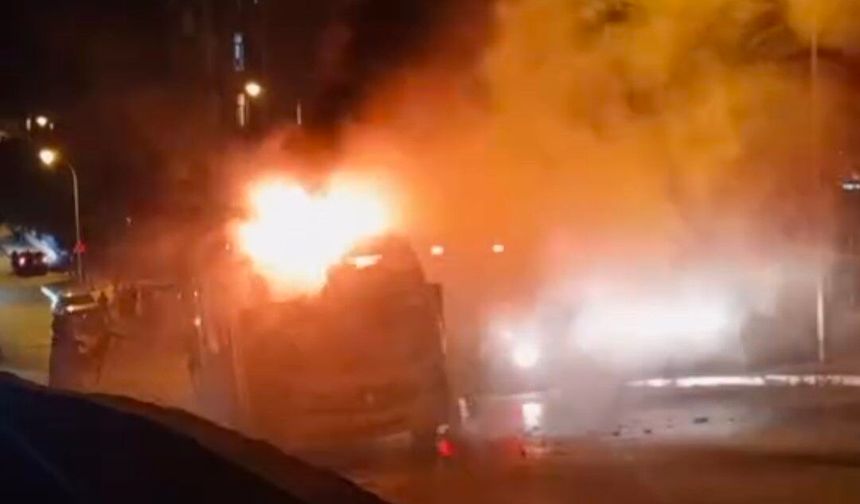 Kartal'da minibüs yangını: Peş peşe patlamalar paniğe neden oldu