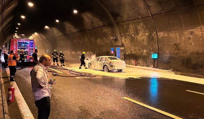 Bolu Dağı Tüneli’nde otomobil alev topuna döndü: Trafik kilitlendi